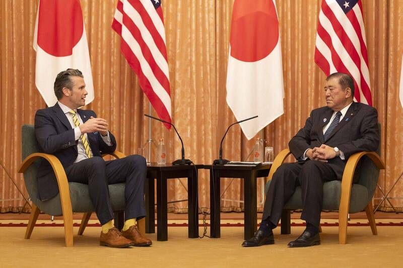 前日本防衛大臣中谷元（右）與美國國防部長赫格塞斯（左）去年3月會晤。（彭博檔案照）