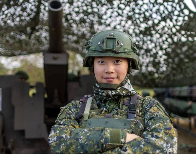 58砲指部砲3營砲2連水平手林詠欣上兵指出，在射擊任務中需要面對短時間內處理大量數據的壓力，必須迅速協助射擊指揮所完成諸元驗算與求證，確保射擊指令正確無誤。（圖：取自國防部青年日報）