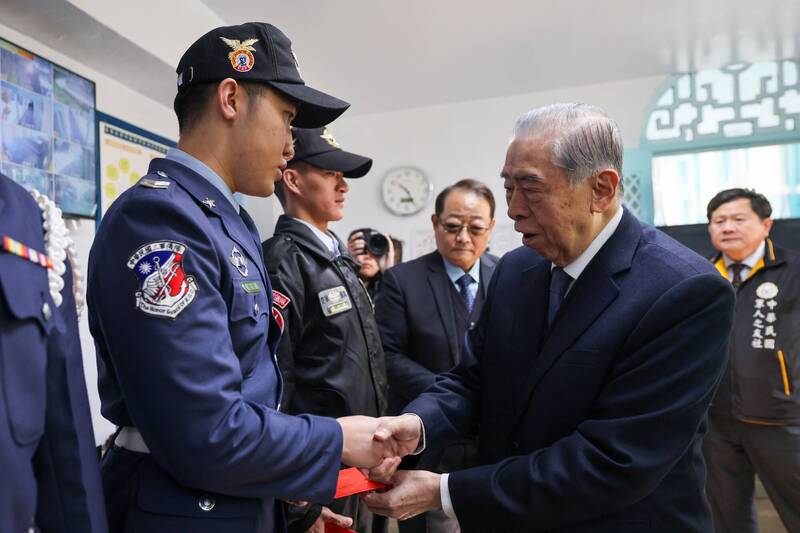 李棟樑感謝官兵長年執行駐防勤務辛勞，並提前祝賀農曆春節佳節愉快。（圖：軍友社提供）