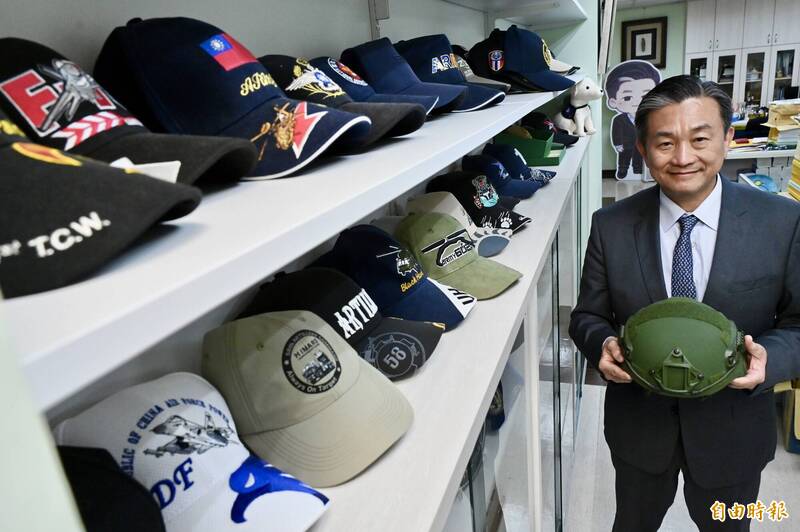 民進黨立委王定宇的國會辦公室裡，有一整面的「帽子牆」，都是走訪基層部隊的紀念品。（記者叢昌瑾攝）