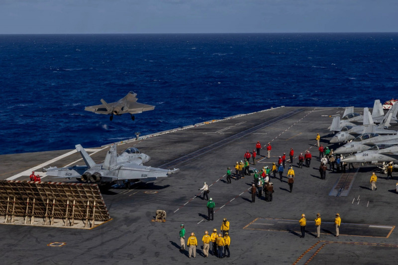 美軍核動力航艦「林肯號」深入南海演訓。圖為艦載F-35C匿蹤戰機從甲板彈射起飛,強勢展現美軍維護印太自由開放的決心。(圖取美國DIVDS網站)