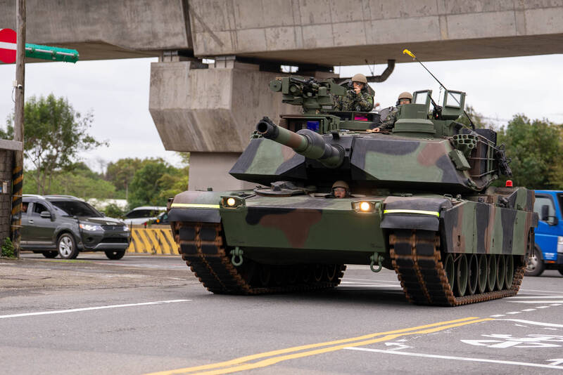 去年底投入立即備戰操演的M1A2T戰車，隸屬裝甲584旅聯兵三營。（軍聞社X帳號）