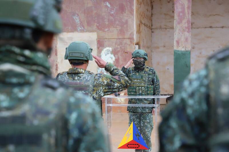 六軍團指揮官陳文星12日也赴裝訓部坑子口靶場，視導M1A2T戰車換裝訓練並向官兵致意。（取自青年日報）