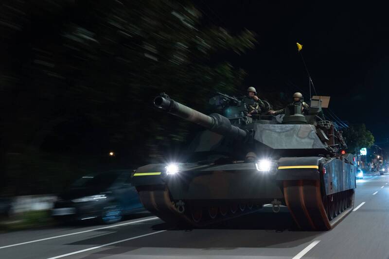 去年12月下旬首度投入夜間戰備偵巡的M1A2T主力戰車。（國防部發言人官方Facebook）