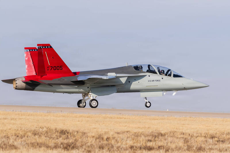 T-7A為美空軍首款採用數位工程設計的高級噴射教練機，在銜接5、6代戰機的飛行訓練效能上明顯優於T-38C型機。圖為首架同型機去年12月經停奧克拉荷馬州萬斯空軍基地情形。（美軍DVIDS網站）