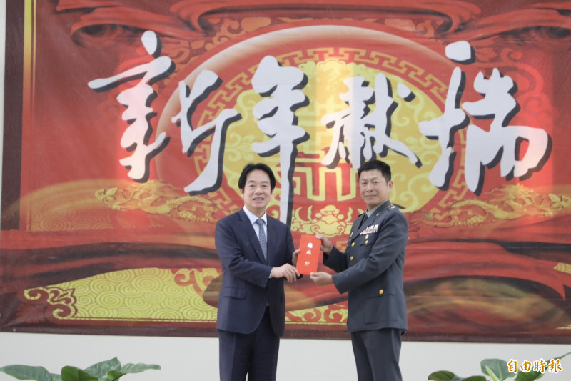 總統賴清德（左）頒贈加菜金，由砲訓部指揮官李韋德（右）代表接受。（記者劉婉君攝）