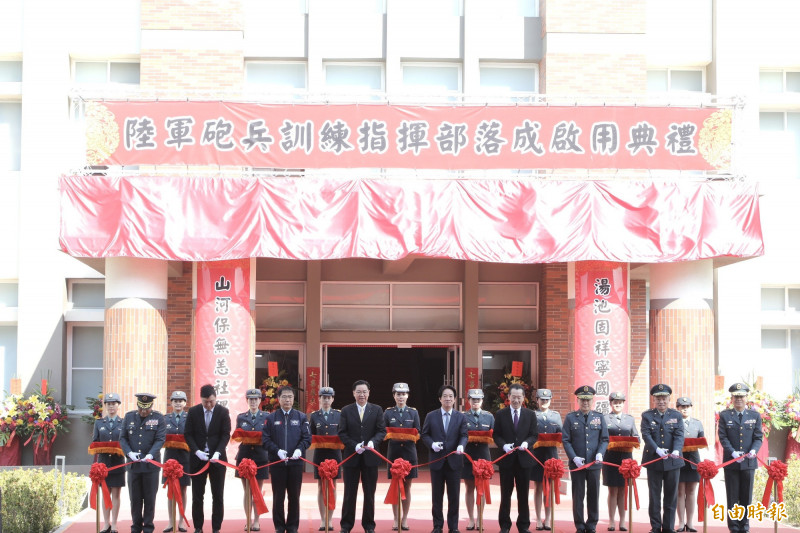 陸軍砲訓部關廟湯山營區啟用，由總統賴清德（中右）等人剪綵。（記者劉婉君攝）