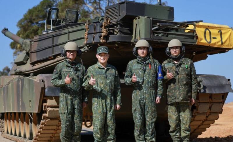 陸軍司令呂坤修上將（左2）參與M1A2T戰車實彈射擊。（取自青年日報）