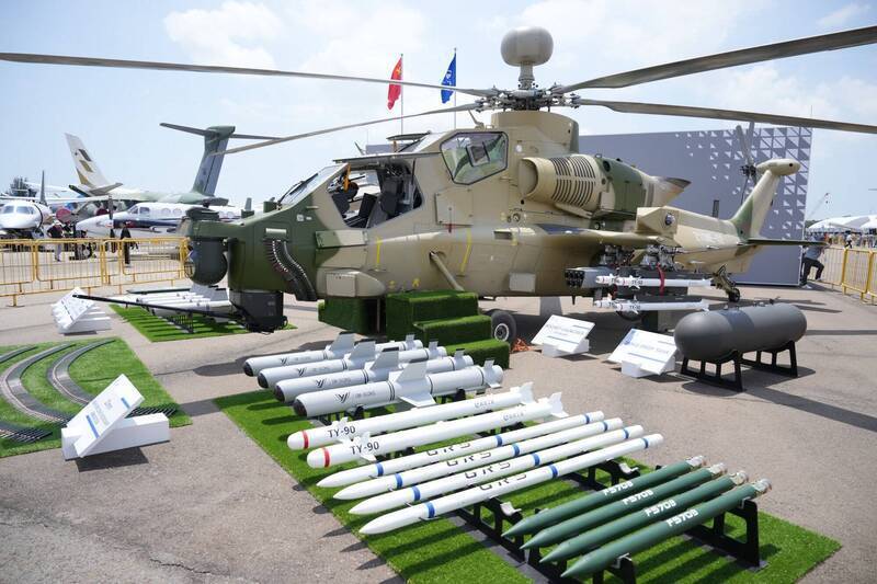 2024新加玻航展上，中國新型的武裝攻擊直升機「直-10」（Z-10）首次現身境外航展，力求出口契機，也與同場的AH-64「阿帕契」直升機較勁意味濃厚！（美聯社）