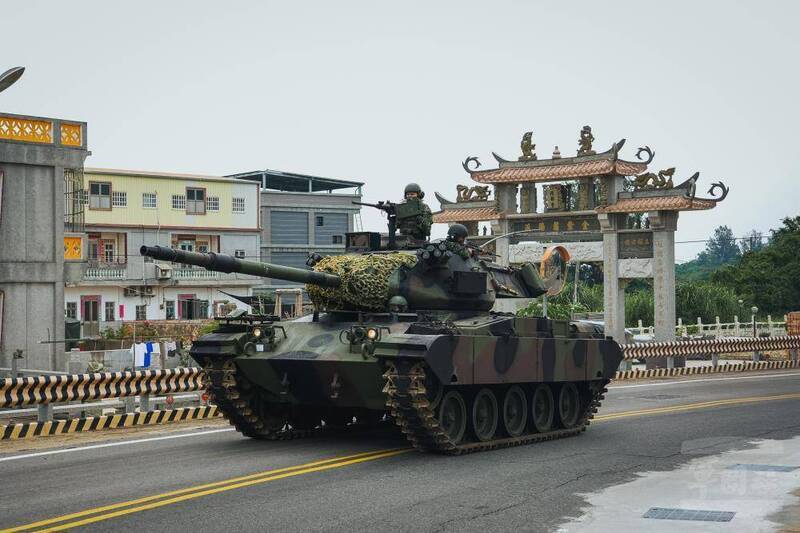 目前部署在金防部的M41D輕戰車，未來將被105公厘輪型車取代。圖為M41D輕戰車於烈嶼地區道路實施戰備偵巡。（軍聞社）
