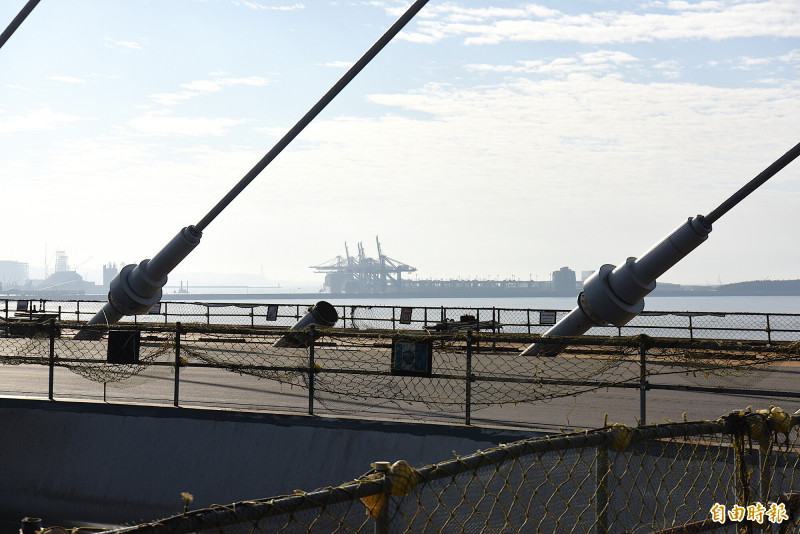 淡江大橋淡水端往八里端方向，旁邊就是淡水河口，可部署武器阻絕共軍。（記者吳亮儀攝）