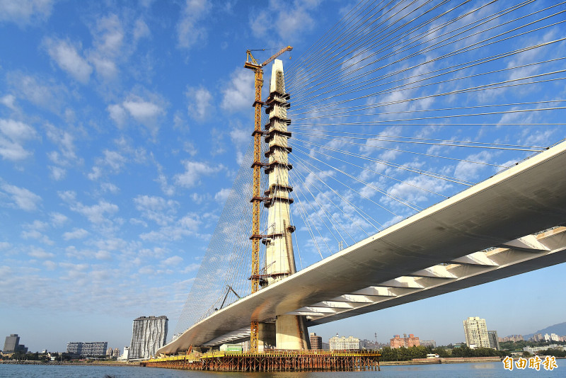 淡江大橋淡水端往八里端方向，旁邊就是淡水河口，可部署武器阻絕共軍。（記者吳亮儀攝）