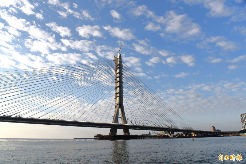 淡江大橋橫亙在淡水河口。（記者吳亮儀攝）