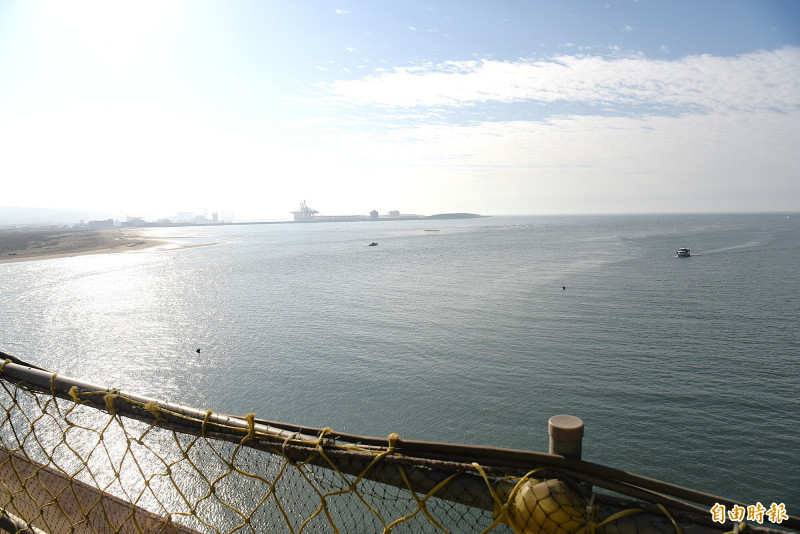 淡江大橋淡水端往八里端方向，旁邊就是淡水河口，可部署武器阻絕共軍。（記者吳亮儀攝）
