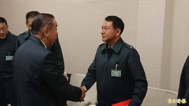 沈威志曾歷經多年的流浪將官尷尬處境，但仍有多位長官及友人為其打氣。圖為前軍友社理事長李棟樑在陸軍司令部的三節慰勉時，總是不忘看看沈威志，並為其打氣加油。（資料照）