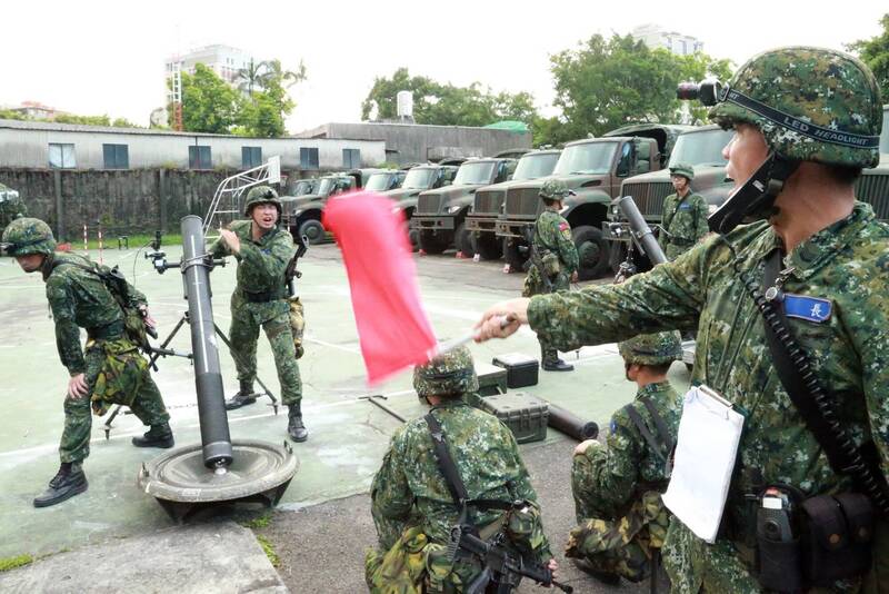 憲兵228營將新增防空連，操作刺針防空飛彈，圖為憲兵228營官兵操作迫擊砲情形。（取自國防部發言人臉書）