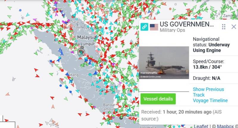 美軍林肯號航艦正通過麻六甲海峽。（取自cruisingearth.com）
