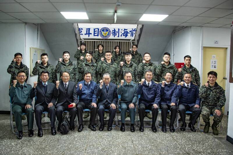 共軍持續以機艦侵擾台灣周邊空域丶海域，海空軍雷達站全年無休監控共軍動態，而且都位居偏遠或是高山據點，官兵戰備任務相當辛苦。圖為國防部副部長鍾樹明（右五將今日偕同軍人之友社榮譽理事長李棟樑（左五），到北部偏遠地區雷達站敬軍慰問。（圖:軍聞社提供）