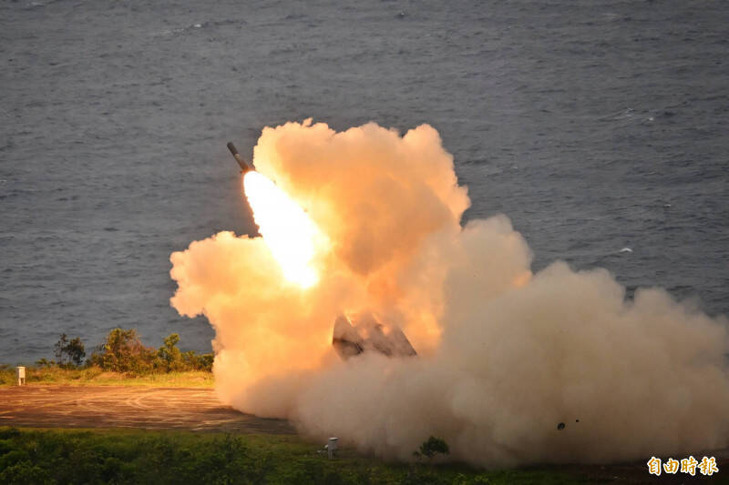 軍政人士分析指出,透過美國丶波蘭及台灣領土面積與最新軍事數據進行交叉比對結果顯示,台灣海馬士的「部署密度」已高居世界第一。圖為陸軍58砲指部去(2025)年在九鵬基地完成「海馬士」多管火箭系統在台實彈射擊處女秀。(本報資料照,記者陳逸寬攝)