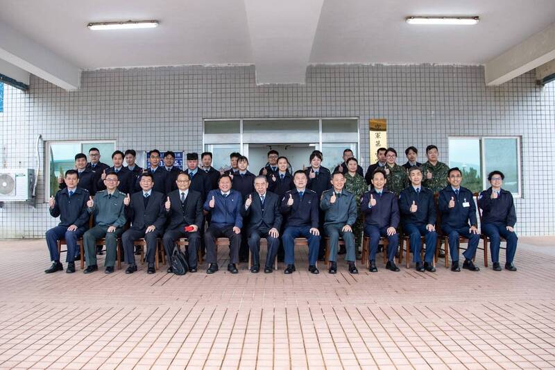 共軍持續以機艦侵擾台灣周邊空域丶海域，日前還有一架共軍無人機進犯東沙領空，引起國際重視，海空軍雷達站全年無休監控共軍動態，而且都位居偏遠或是高山據點，官兵戰備任務相當辛苦。（圖：軍聞社提供）