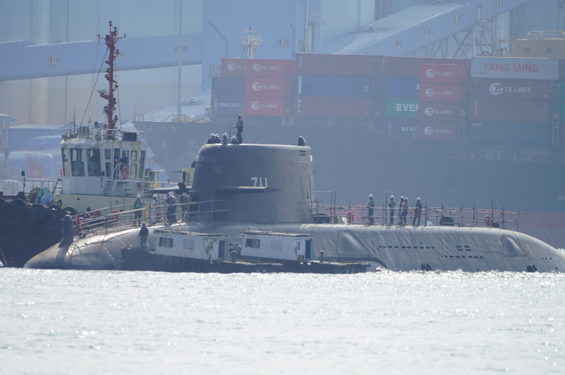 潛艦海鯤號出塢，為潛航測試做準備。（讀者提供）