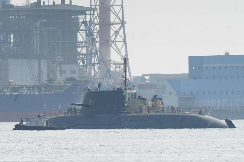 潛艦海鯤號出塢，為潛航測試做準備。（讀者提供）