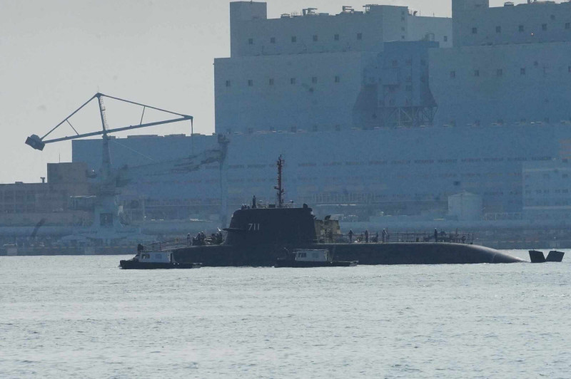 潛艦海鯤號出塢，為潛航測試做準備。（讀者提供）
