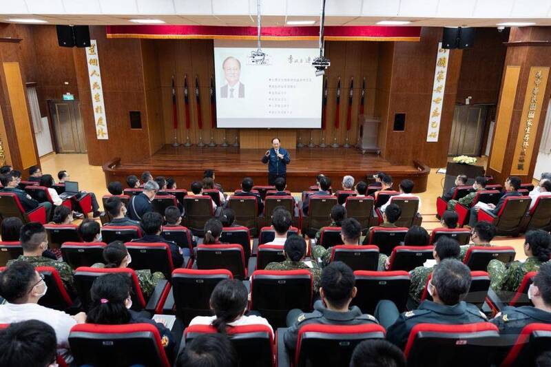 退役中將丶行政院政務委員季連成在花蓮救災的表現有目共睹，他昨南下高雄做「全民總體防衛韌性」專題演講時指出，臺灣近年面臨複合式威脅、灰色地帶襲擾，以及各式天災，政府必須整合軍民救災能量，並且強化災民收容、救援體系，強化災害時的自我修復、應變能力。（圖：軍聞社提供）