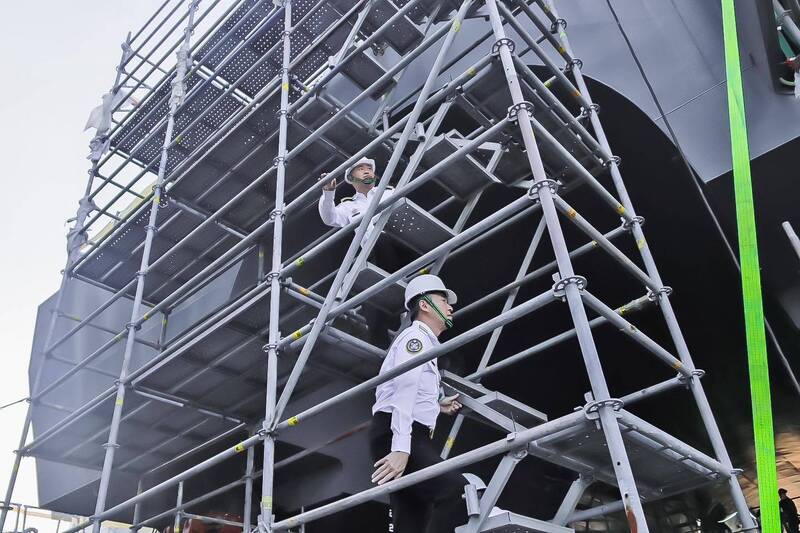 蔣正國勤跑各型艦艇慰勉，也包括進塢維修丶性能提升的艦艇在內。圖為蔣正國上將登上維修中的艦艇。（圖：中華民國海軍臉書專頁）