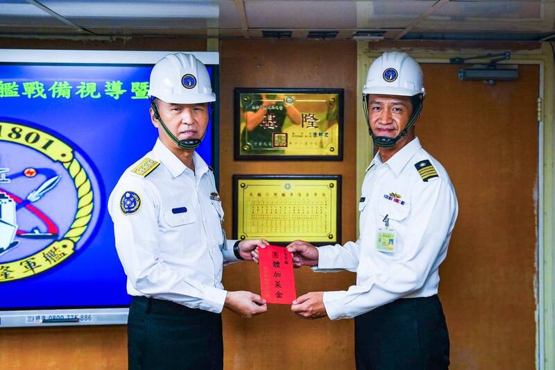 蔣正國上將自去年12月就任，至今短短一個多月的時間，就親自登上近40艘的作戰艦慰勉官兵，而這個數字尚未包括去高山雷達站丶陸戰隊及後勤單位的偏遠據點視察，他對蔣正國的行動力感到佩服。圖中艦艇為海軍主力艦之一的基隆艦。（圖：中華民國海軍臉書專頁）