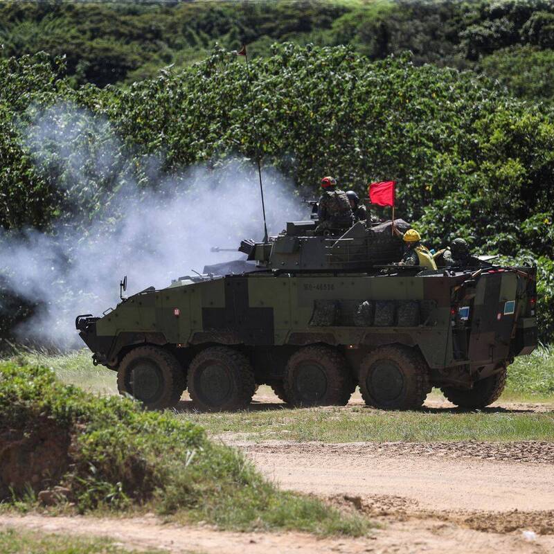 陸軍投入2億3800萬元預算，計畫將30機砲教育訓練場原有的「靜態射擊」模式，全面提升為難度更高的「行進間動態射擊」，要求射手必須具備在戰甲車高速機動中，精準摧毀敵方目標的應變實力。CM34裝步戰鬥車向目標區射擊。（圖：取自中華民國陸軍臉書專頁）