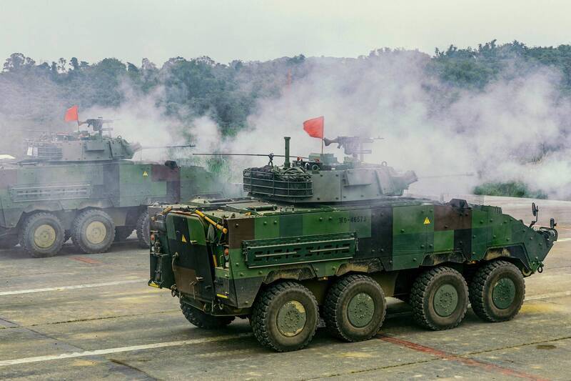 陸軍裝甲564旅所屬CM-34「雲豹」裝步戰鬥車，進行基地戰力鑑測時，於戰術位置發動目標射擊。（圖：取自中華民國陸軍臉書專頁）