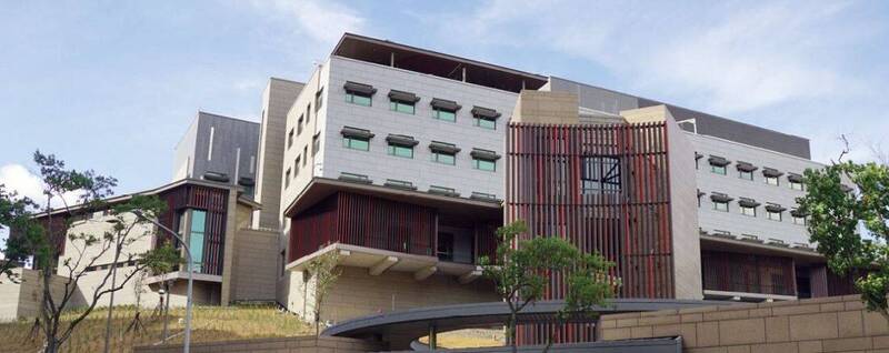 AIT本週在位於台北市內湖的台北辦事處館內，舉辦「2026年美國國防工業日」的閉門活動，這是繼去年台航太暨國防展前夕，AIT大規模邀請美國國防廠商代表丶我國國防部及三軍代表共同與會後，又再一次的舉行類似的交流活動，促使我國國防政策與世界潮流同步發展的用意十分明顯。圖為AIT台北辦事處外觀。（取自AIT台北辦事處網站）