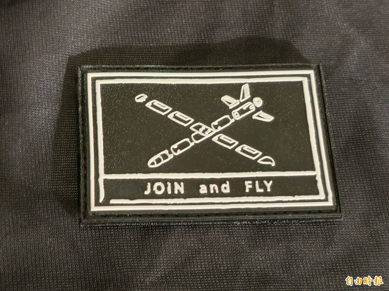 Firestorm Labs臂章上的motto是「加入（組裝）並起飛（Join and Fly）」。（記者方瑋立攝）