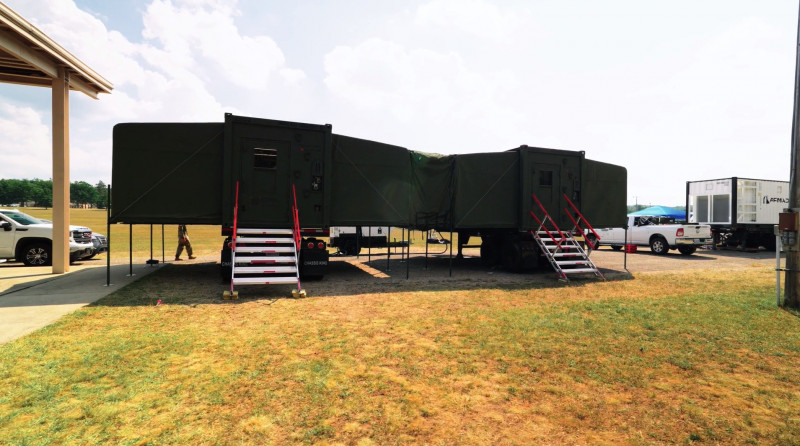 Firestorm Labs的XCELL「移動兵工廠」完成組裝外觀示意圖，左為列印、生產艙，右為組裝艙。（圖取自Firestorm Labs官網）