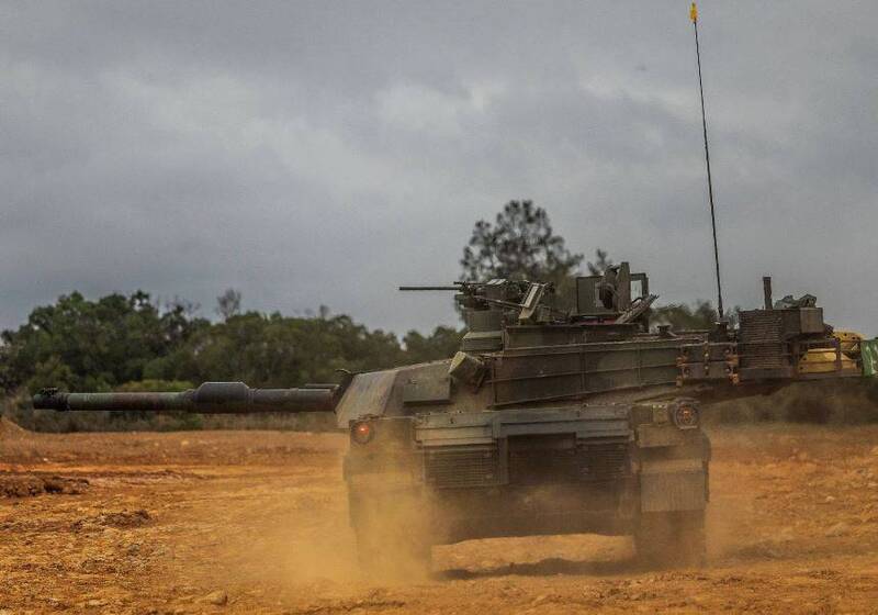 聯兵269旅聯兵3營戰車連近期實施M1A2T戰車接裝訓練，戰車在行進間迅速轉向，砲塔仍指向目標靶區，持續追瞄目標。（圖：取自青年日報）