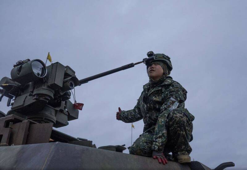 官兵運用槍口歸正儀，針對M153遙控武器站上的50機槍進行歸正，確認射控系統十字瞄準線與槍、砲口中心點對齊。（圖：取自青年日報）