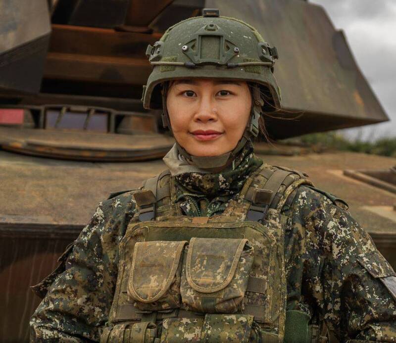 排長劉中尉強調，M1A2T戰車所配備的獵殲系統，使她在指揮戰車排作戰時，能夠不受底盤和砲塔指向影響，持續進行搜索。（圖：取自青年日報）