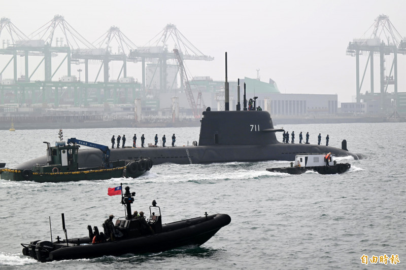 海鯤號在軍方快艇、台船工作船伴陪下出海測試。（記者李惠洲攝）
