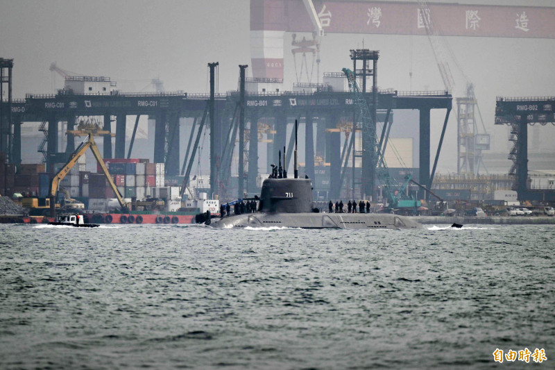 海鯤號再度現身，上午出海測試。（記者李惠洲攝）