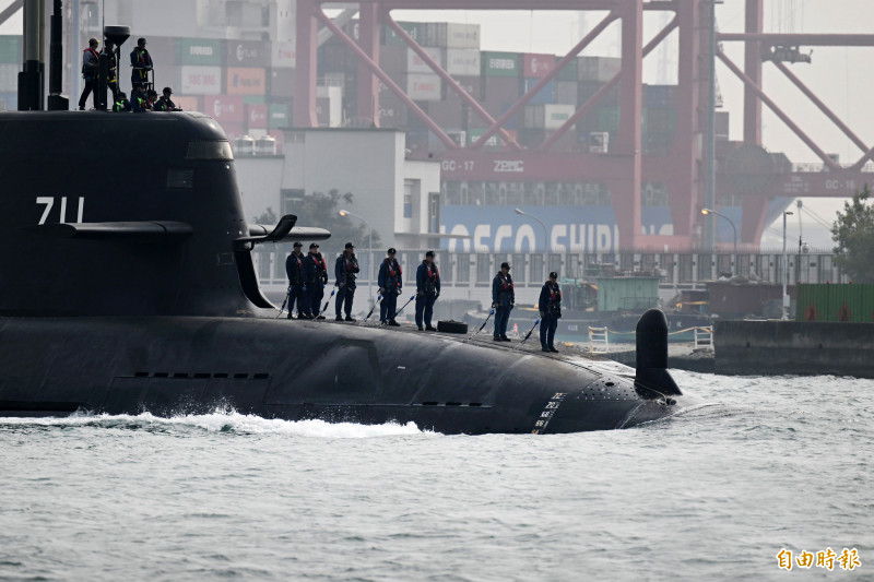 海鯤號今首度啟動潛航測試，可見測試人員立於甲板上出海。（記者李惠洲攝）