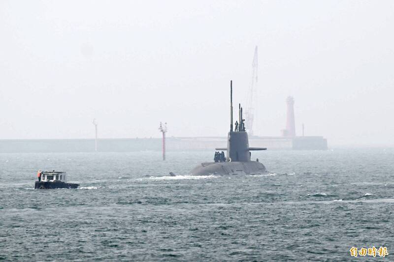 國造潛艦原型艦海鯤號（舷號 SS－711）今（26）日進行第6次浮航測試。（記者李惠洲攝）