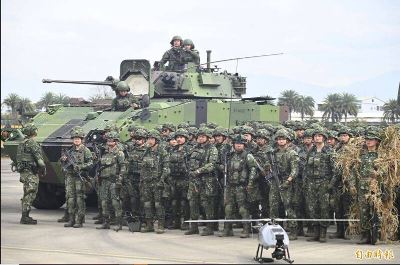 本次操演現場展示了無人機「偵打一體」效能。58砲指部無人機大隊派遣多架次攻擊型無人機投入操演，精準衝撞並擊毀模擬敵軍據點的氣球目標。（記者王藝菘攝）