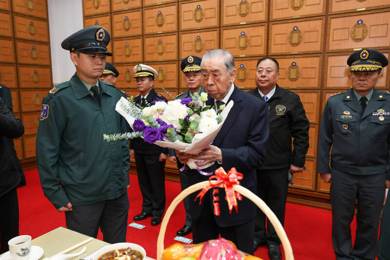 李棟樑一行前往故參謀總長沈一鳴一級上將牌位前獻花致敬，緬懷沈總長一生奉獻國家的精神，表達深切追思。（圖：軍聞社提供）