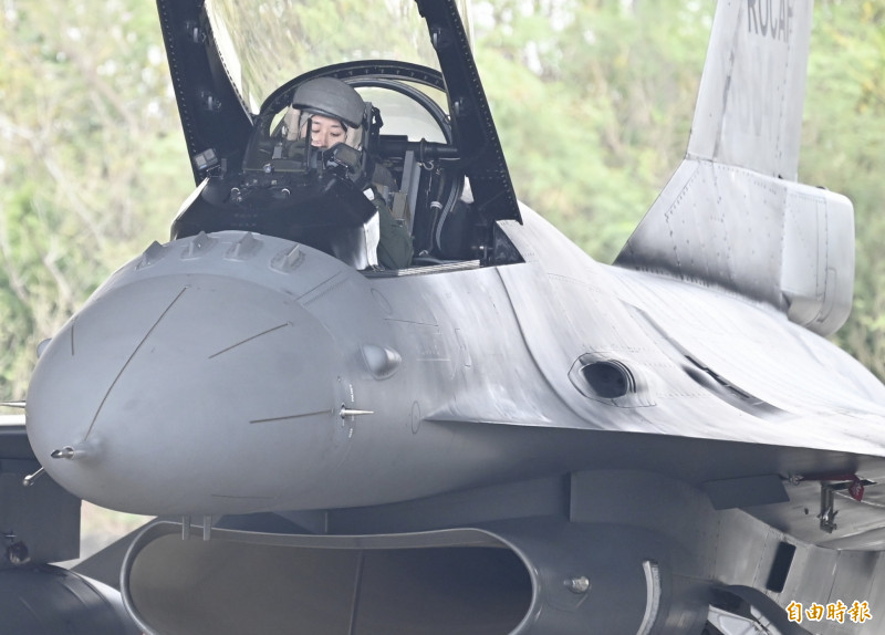 女飛官陳怡慈戴上飛行頭盔。（記者王藝菘攝）