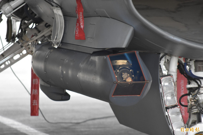 圖為狙擊手標定莢艙。（記者吳哲宇攝）