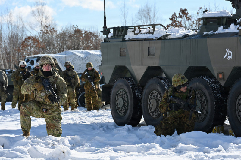 美軍與日本陸上自衛隊在北海道雪地進行戰術整合，驗證雙方在嚴寒氣候下的聯合作戰默契。（圖：日本陸上自衛隊）