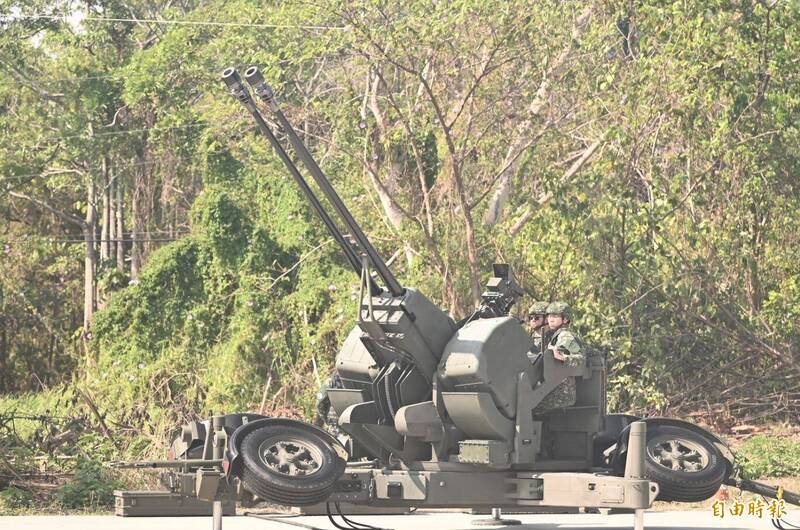 國軍春巡》35快砲、麻雀飛彈「彈砲合一」操演低空無人機威脅剋星- 自由