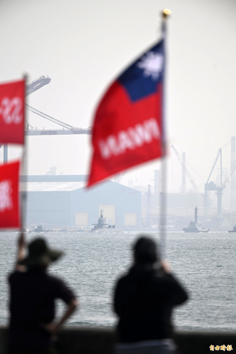 軍事迷揮舞旗幟為海鯤號加油。（記者李惠洲攝）