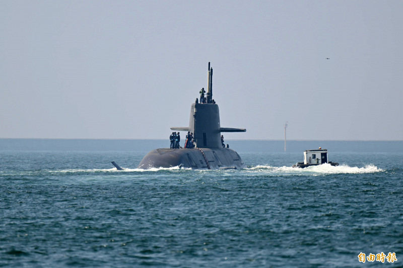 海鯤號駛向外海。（記者李惠洲攝）